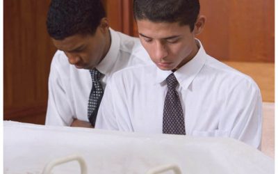 Una mesa sacramental vacía