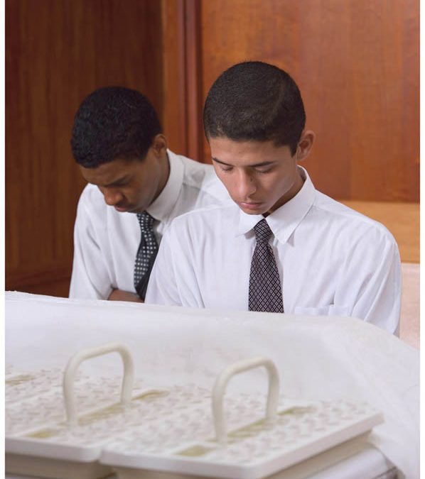 Una mesa sacramental vacía