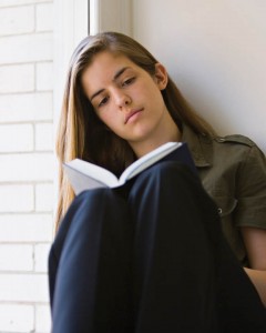 Joven-mormona-leyendo-1